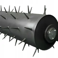 Metalowy walec z kolcami do traktorka, idealny do aeracji trawnika.