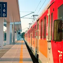 Czerwony pociąg na stacji, peron 1, tor 6, sektor D. Czekam na podróż, jak na fakturę od Koleo.