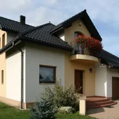 Jaki kolor elewacji do czarnego dachu i brązowych okien, aby uniknąć błędów?