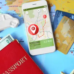 Pasaporte, dinero, tarjetas de crédito y un móvil con mapa: todo listo para usar aplicaciones para viajar y explorar el mundo.