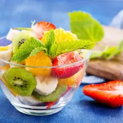 Ensalada de frutas frescas en un cuenco de cristal. Me han sacado una muela y tengo hambre, pero esta ensalada es suave y deliciosa.