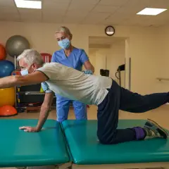 Rehabilitacja NFZ: Kto wystawi skierowanie? POZ czy specjalista?