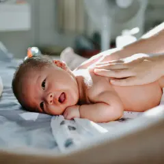 Rozwój niemowlęcia: Kiedy do fizjoterapeuty? Niepokojące sygnały