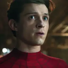 Tom Holland jako Spider-Man z zaskoczoną miną, w swoim czerwonym kostiumie.