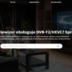 Rodzina ogląda mecz na telewizorze Samsung, który wyświetla informację o obsłudze DVB-T2/HEVC.