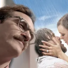 Mocne filmy o miłości: Joaquin Phoenix w "Her" i para całująca się w deszczu z "Pamiętnika".
