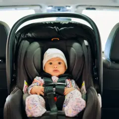 Malutkie dziecko w foteliku samochodowym, gotowe na podróż z noworodkiem samochodem.