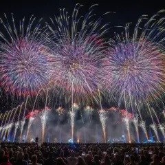 Feu d'artifice spectaculaire pour la fête du lac d'Annecy. Les horaires de cet événement magique sont à ne pas manquer pour admirer ce spectacle coloré.
