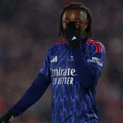 Piłkarz Arsenalu w deszczu, zasłaniający usta. Czy to reakcja na najnowsze arsenal plotki transferowe?