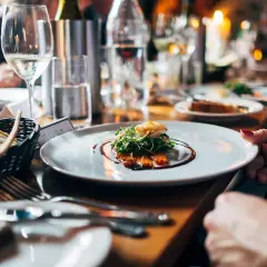 Gdzie zjeść w Giżycku? Odkryj najlepsze restauracje i smaki