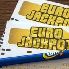Dwa kupony Eurojackpot leżą obok siebie, gotowe do wypełnienia. Czy to właśnie te liczby okażą się eurojackpot pewniaki?
