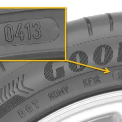 Zbliżenie na kod DOT na oponie Goodyear z datą produkcji 0413.