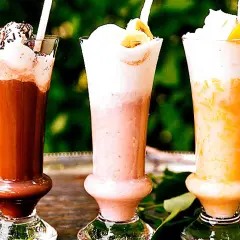 Tre läckra milkshakes: choklad, jordgubb och aprikos. Perfekta för ett somrigt milkshake recept!