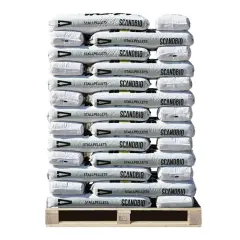 En pall med säckar av SCANDBIO stallpellets. Undrar du vad kostar pellets? Här ser du ett stort lager.