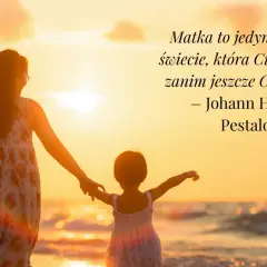 Piękny cytat o byciu mamą: "Matka to jedyna osoba na świecie, która Cię pokochała, zanim jeszcze Cię poznała." na tle zachodu słońca.
