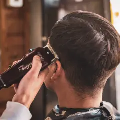 Un hombre se corta el pelo con una máquina Wahl. Es como soñar que te cortas el pelo, un cambio de look.