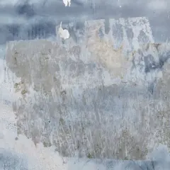 Texture de papier peint foncé avec des traces de colle à enlever, révélant des zones plus claires et des éraflures.