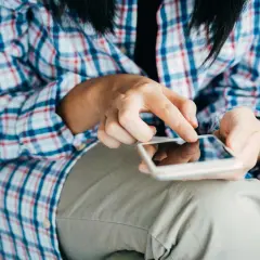 Mani che scorrono su uno smartphone, forse per esplorare il sexting perché si fa, un modo per connettersi.