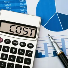 Kalkulator z napisem "COST" na tle wykresów i tabel, symbolizujący analizę i redukcję kosztów.