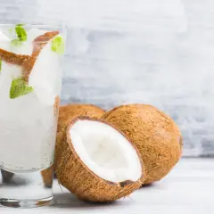 Pyszne drinki kokosowe z wódką – proste przepisy na letnie orzeźwienie