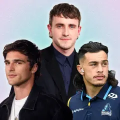 Tres hombres con peinados modernos, uno con un corte mullet que marca tendencia.