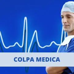 Medico con camice blu e cuffia, sullo sfondo un elettrocardiogramma stilizzato. Il testo "COLPA MEDICA" appare in primo piano.