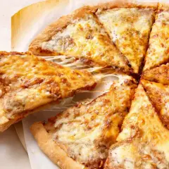 Pyszne, gorące ciasto na pizzę z ciągnącym się serem. Idealne na wspólny wieczór.
