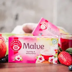 Tee-Packung "Malve" mit Hibiskus, Äpfeln, Beeren und Rosen. Fruchtig & erfrischend.