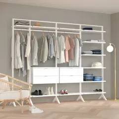 Clevere ankleidezimmer ideen kleiner raum: offenes Regal mit Kleiderstange, Schubladen, Sitzgelegenheit und Spiegel.