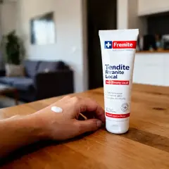 Crème anti-inflammatoire pour tendinite locale appliquée sur une main.