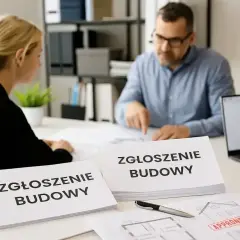 Mężczyzna i kobieta omawiają dokumenty "Zgłoszenie budowy". Na stole leżą plany z pieczątką "APPROVED", zgodnie z ustawą prawo budowlane.
