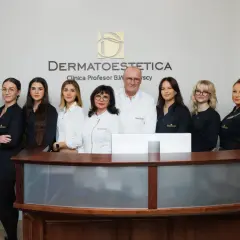 Zespół kliniki DERMATOESTETICA, gdzie przyjmuje Izabela Domitrz, pozuje do zdjęcia przy recepcji.