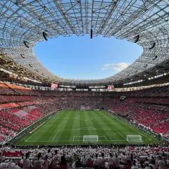 Widok na pełną trybun Puskás Aréna, gdzie tysiące kibiców w czerwonych barwach czeka na mecz.