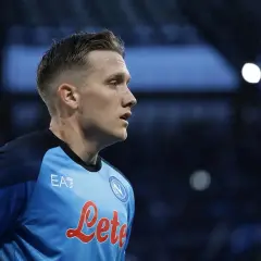 Piłkarz Napoli w nowym stroju, symbolizującym najnowsze transfery klubu.