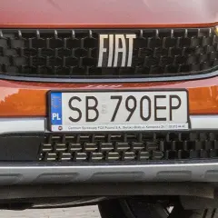 Pomarańczowy Fiat z tablicą rejestracyjną SB 790EP.