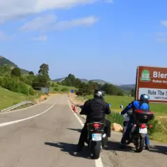 Motociclistas inician la ruta del silencio Teruel, un paisaje verde y montañoso.