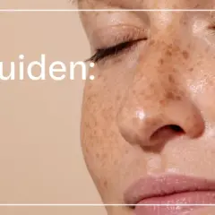 En närbild på en kvinna med fräknar som applicerar kräm. Texten lyder "Ingrediensguiden: Mandelsyra. Allt du behöver veta om ingrediensen Mandelsyra.