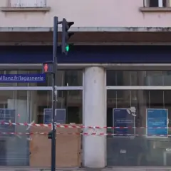 Façade de l'agence Allianz, avec ruban de chantier. Une affiche mentionne "l'offre Allianz, reconnue".