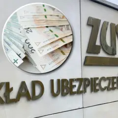 ZUS. Pieniądze i napis "Zakład Ubezpieczeń Społecznych". Zastanawiasz się, ile przed końcem renty złożyć wniosek?