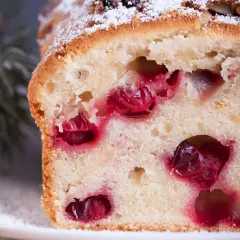 Pyszny, wilgotny ucierany placek z wiśniami, posypany cukrem pudrem. Idealny pychotka przepis na dużą blachę.