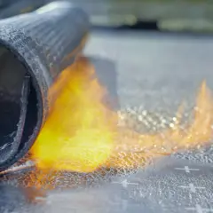 Rolle wird mit Flamme erhitzt, um eine wasserdichte Schicht zu schaffen – eine moderne bitumen alternative.