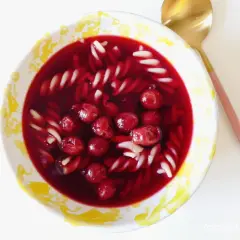 Zupa wiśniowa z makaronem w kształcie ślimaków, pełna soczystych wiśni. Idealna na letnie popołudnie.