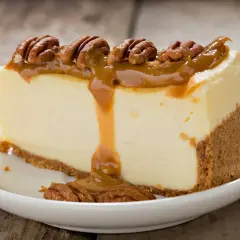 Deliciosa tarta de queso con dulce de leche y nueces pecanas, un postre irresistible.