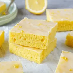 Saftiger zitronenkuchen blech, mit Zuckerguss und Zitronenschale bestreut, bereit zum Genießen.