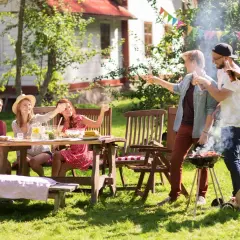 Vänner njuter av grillfest och lekar, sommarens roligaste fester. En liten gris kikar fram.