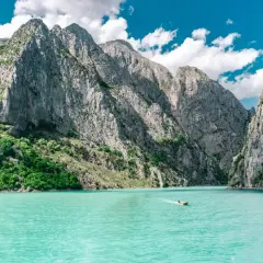 Un viaje en barco por el lago Koman, Albania, en 5 días. Montañas escarpadas y agua turquesa.