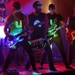 Una nuovanta band con abiti luminosi e occhiali LED suona sul palco, creando un'atmosfera elettrizzante.