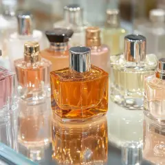 Eleganckie flakony perfum na półce. Czy Notino ma oryginalne perfumy? Tak, oferuje szeroki wybór markowych zapachów.