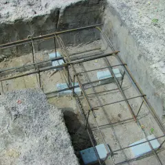 Zbrojenie fundamentów w narożnikach, gotowe do zalania betonem. Widać staranne łączenie zbrojenia w narożnikach.