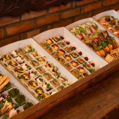 Catering do domu: Jak zorganizować idealne przyjęcie bez stresu?